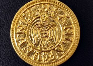 ​Wikingermünze mit Raben - Rabenpfennig in Messing oder Silberfarbe