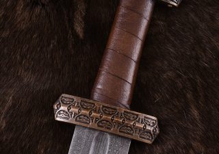 Vikingzwaard (Isle of Eigg) met lederen handvat, Damascus staal met Schede