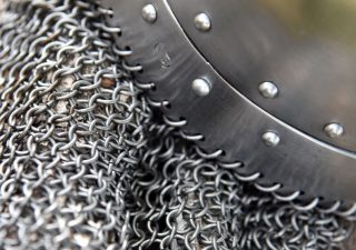 Viking Spangenhelm met wangflappen en maliënkolder, 5e-6e eeuws in M en L