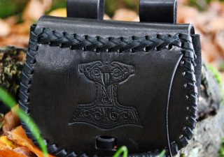 Gürteltasche Klein, aus Leder mit Thorshammer-Prägung, Schwarz