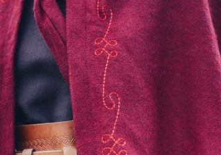 ​​​​Mittelalter Umhang in Rot, Wolle Mit Mutze Und Stickerei, 131 cm