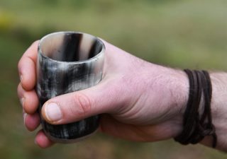 Kleine Hoornen drinkbeker met houten voet, zonder handvat