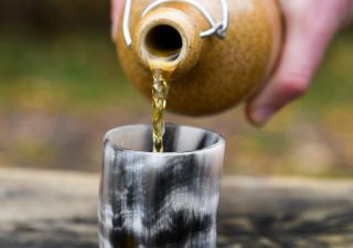 Kleine Hoornen drinkbeker met houten voet, zonder handvat