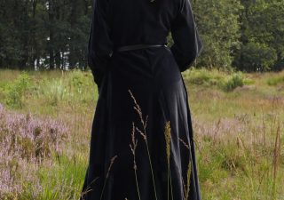 Mittelalterkleid aus Samt, langärmelig, schwarz 13Jh-15Jh.