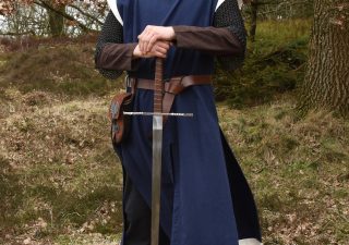 ​Mittelalterlicher Langgürtel aus Leder mit Messingring, ca. 150 cm lang, braun oder schwarz