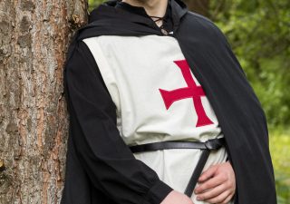 Middeleeuwse Wapenrok van de Tempelier in Natuur met Rood Kruis