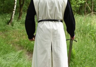 Middeleeuwse Wapenrok van de Tempelier in Natuur met Rood Kruis