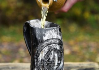 Viking Drinkbeker van Hoorn, Mede/Bierpul met houten voet en Valknut-motief nr.1