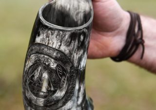 Viking Drinkbeker van Hoorn, Mede/Bierpul met houten voet en Valknut-motief nr.1