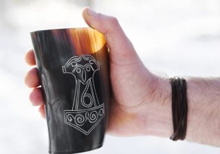 Viking Drinkbeker van echte hoorn, zonder handvat met Mjölnir, Thor's hamer