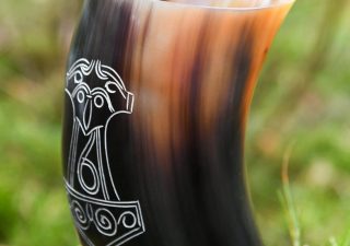 Viking Drinkbeker van echte hoorn, zonder handvat met Mjölnir, Thor's hamer