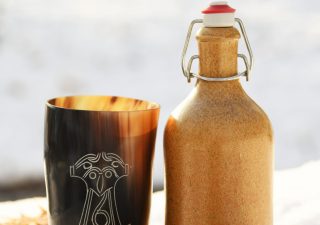 Viking Drinkbeker van echte hoorn, zonder handvat met Mjölnir, Thor's hamer