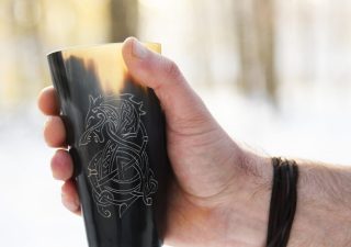 Viking Drinkbeker van echt Hoorn, zonder handvat met Fenrir, de Noordse Wolf