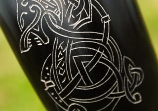 Viking Drinkbeker van echt Hoorn, zonder handvat met Fenrir, de Noordse Wolf