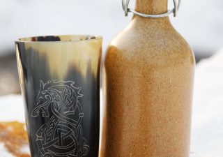 Viking Drinkbeker van echt Hoorn, zonder handvat met Fenrir, de Noordse Wolf