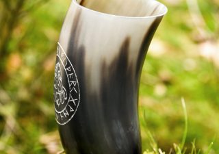 Viking Drinkbeker met Sleipnir, gemaakt van echt hoorn, zonder handvat