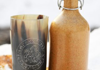 Viking Drinkbeker met Sleipnir, gemaakt van echt hoorn, zonder handvat