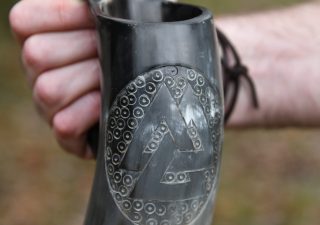 Viking Drinkbeker van Hoorn, mede/bierpul met houten voet en Valknut-motief nr. 2