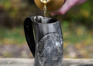 Viking Drinkbeker van Hoorn, mede/bierpul met houten voet en Valknut-motief nr. 2