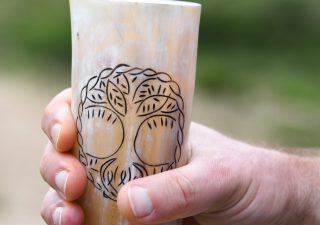 Wikinger Yggdrasil ​Trinkbecher aus echtem Horn, ohne Henkel