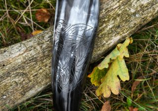 ​Wikinger Trinkhorn aus Horn mit Fenrir-Motiv