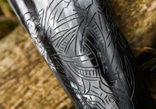 ​Wikinger Trinkhorn aus Horn mit Fenrir-Motiv