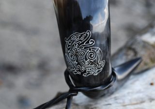 Viking Drinkhoorn met Standaard, Vikingdraak