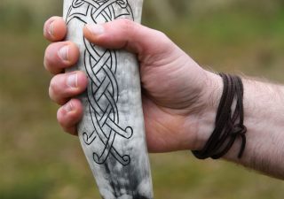 Viking Drinkhoorn van Hoorn met Raven in Knooppatroon