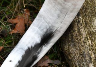 Wikinger Trinkhorn von Horn mit Raben in Knotenmuster