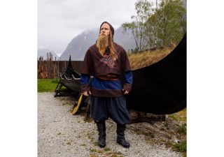 ​Viking Wollen Kaproen "Bjorn" in Bruin met handborduurwerk