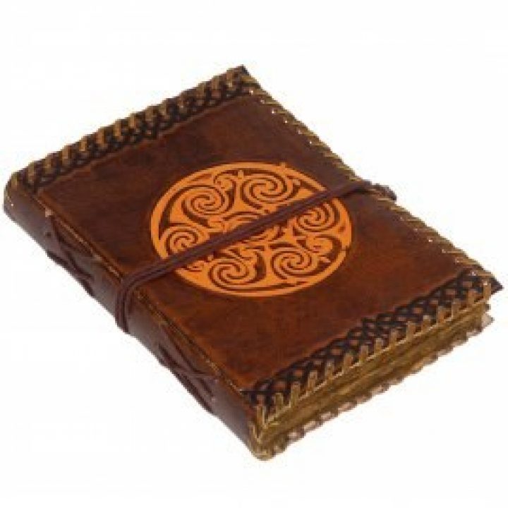 Leren notitieboekje met gepatineerd papier en Keltische spiraal
