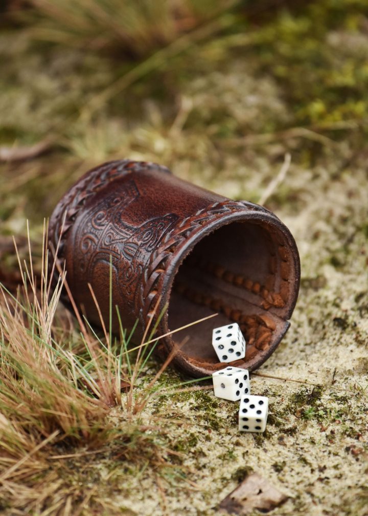 Leren dobbelbeker met Thor's hamer in reliëf, bruin