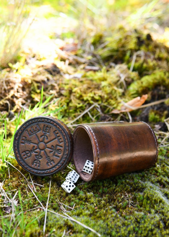 Würfelbecher aus Leder mit Deckel, Vegvisir-Prägung in Braun