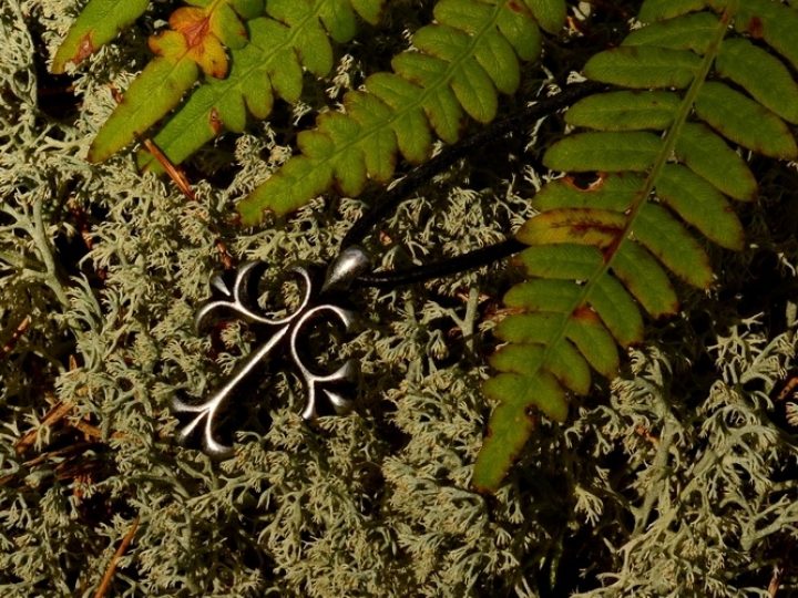 Tatzenkreuz in Anlehnung an historische Vorbilder aus dem Mittelalter in bronze farbe mit kord