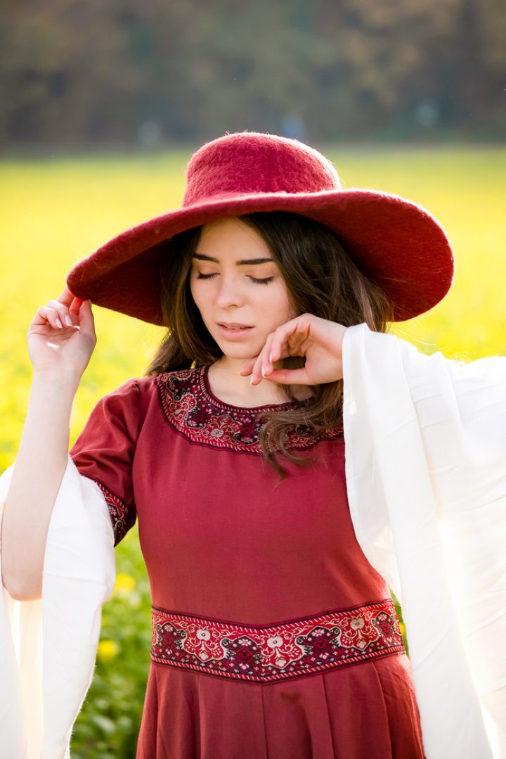 Handgefertigter Hut Eleganz in Rot