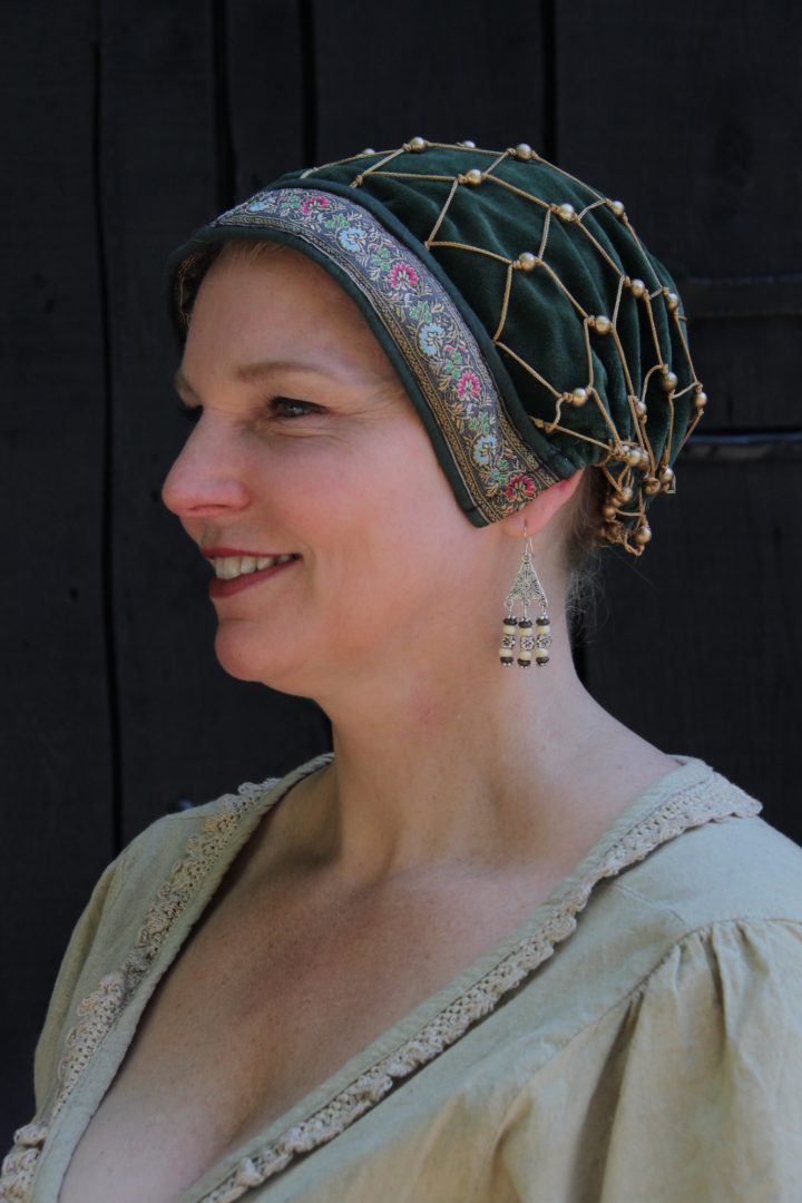 Mittelalter Samthaube mit Haarnetz in Grun