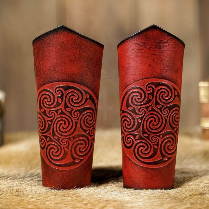 Keltische leren Polsbeschermers - Bracers met spiraalvormig ornament in reliëf in Rood