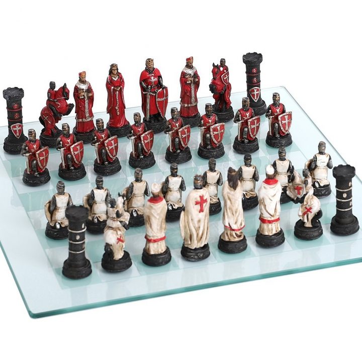 Kruisvaarders schaakstukken met Glazen Schaakbord