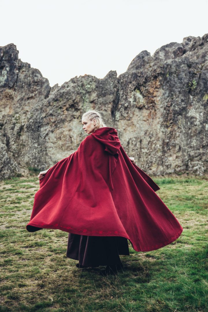 Middeleeuwse Cape Wol in Rood met Borduursels, 131 cm