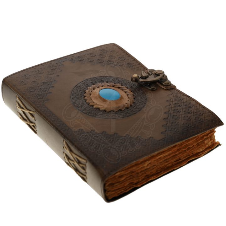 Leder Notizbuch mit geprägten Pflanzenornamenten und einem blauen Naturstein