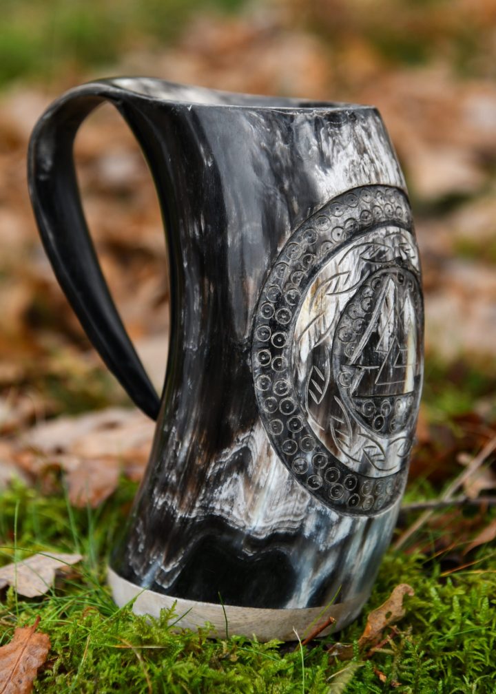 Viking Drinkbeker van Hoorn, Mede/Bierpul met houten voet en Valknut-motief nr.1