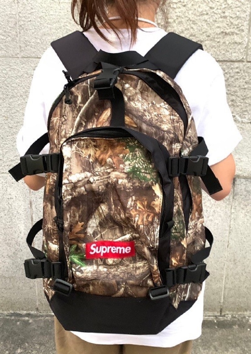 まとめ買い バッグ supreme 枯葉 のキャップを使ったコーディネート メンズ