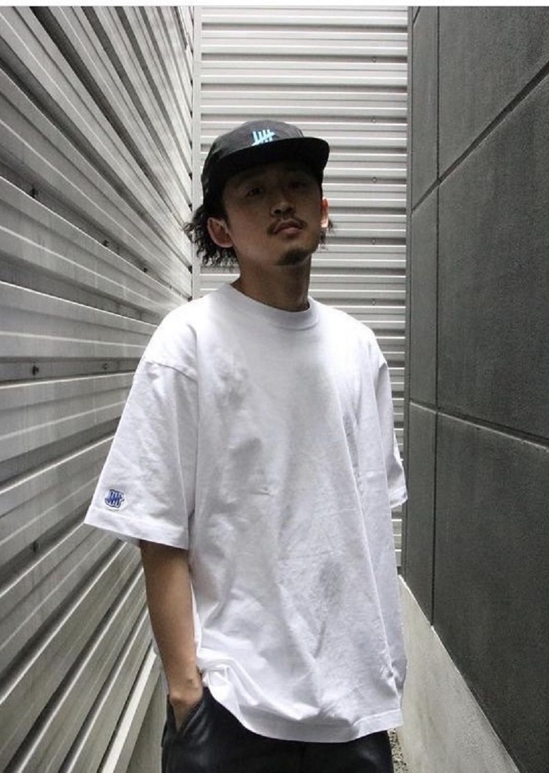 UNDEFEATED × CHAMPION素面左下布標短T