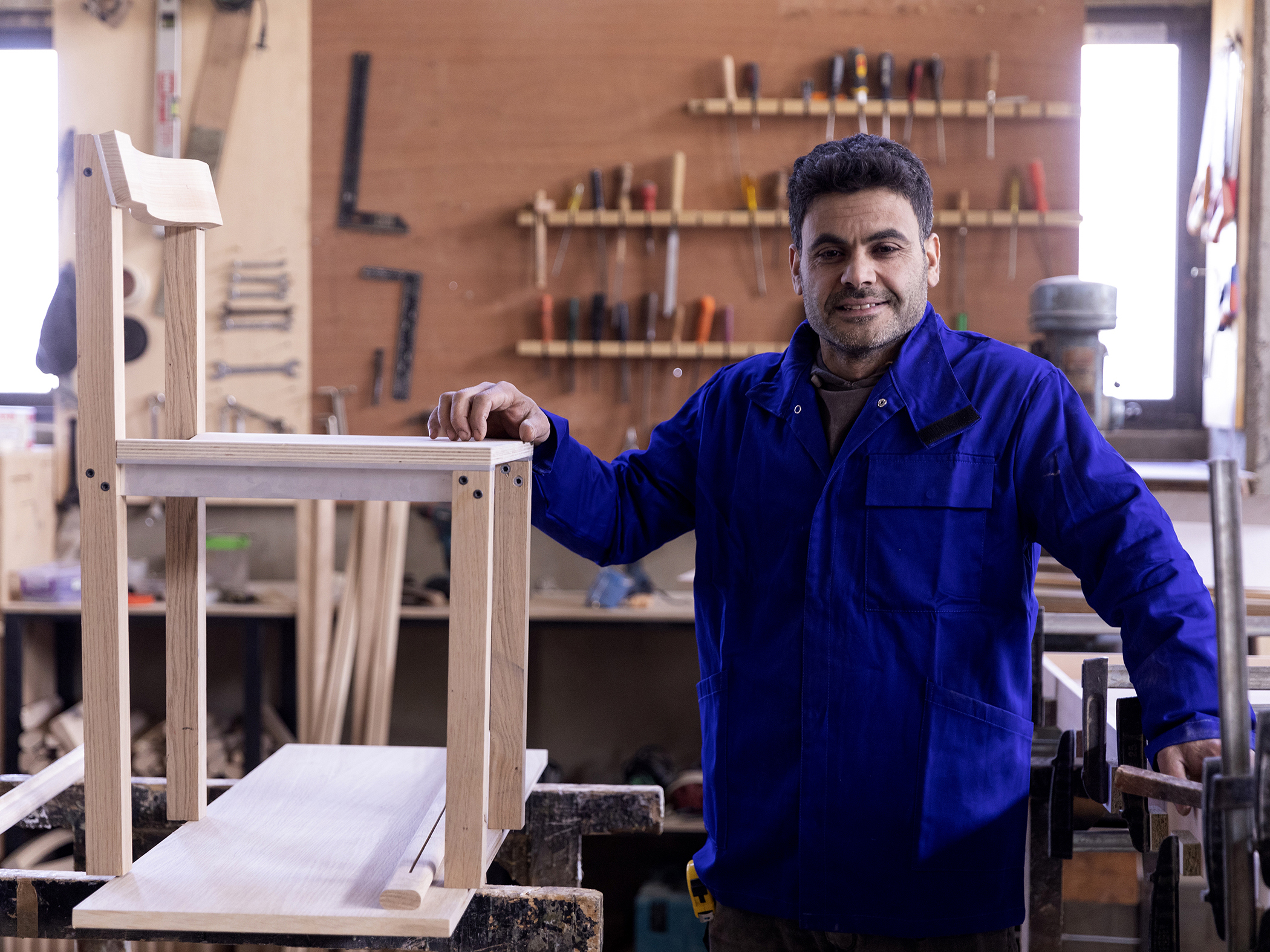 À l'Atelier Kanaan, l’ébéniste Radwan travaille sur le prototype de la chaise Tal dessinée par Léonard Kadid.