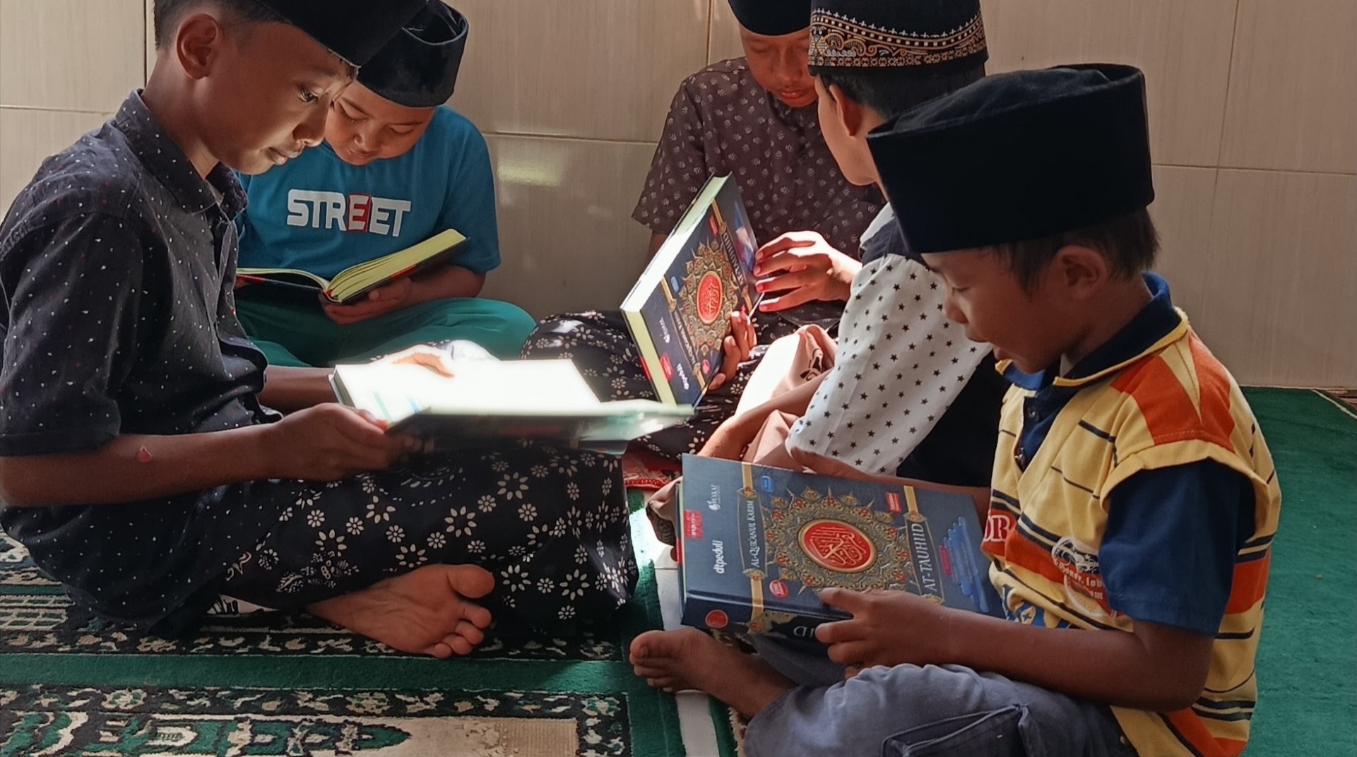 Salurkan Mushaf Al-Qur’an, DT Peduli Metro Hadirkan Semangat Baru untuk Santri TPA Mushola Miftakhul Ulum
