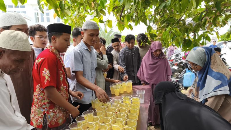 Ramainya Kebaikan, DT Peduli Aceh Berbagi Sedekah Jumat di Masjid Hikmatullah