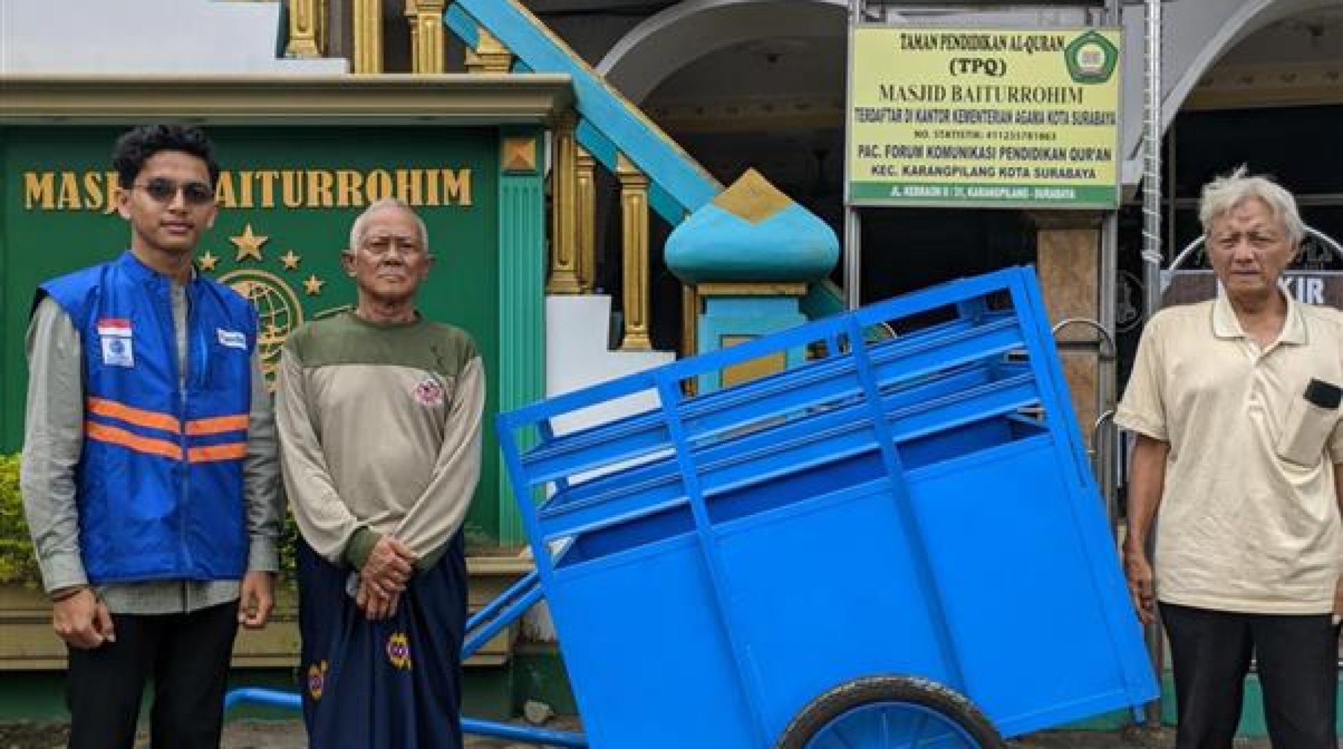 DT Peduli Jatim Salurkan Gerobak Sampah Baru untuk Petugas Kebersihan di Surabaya