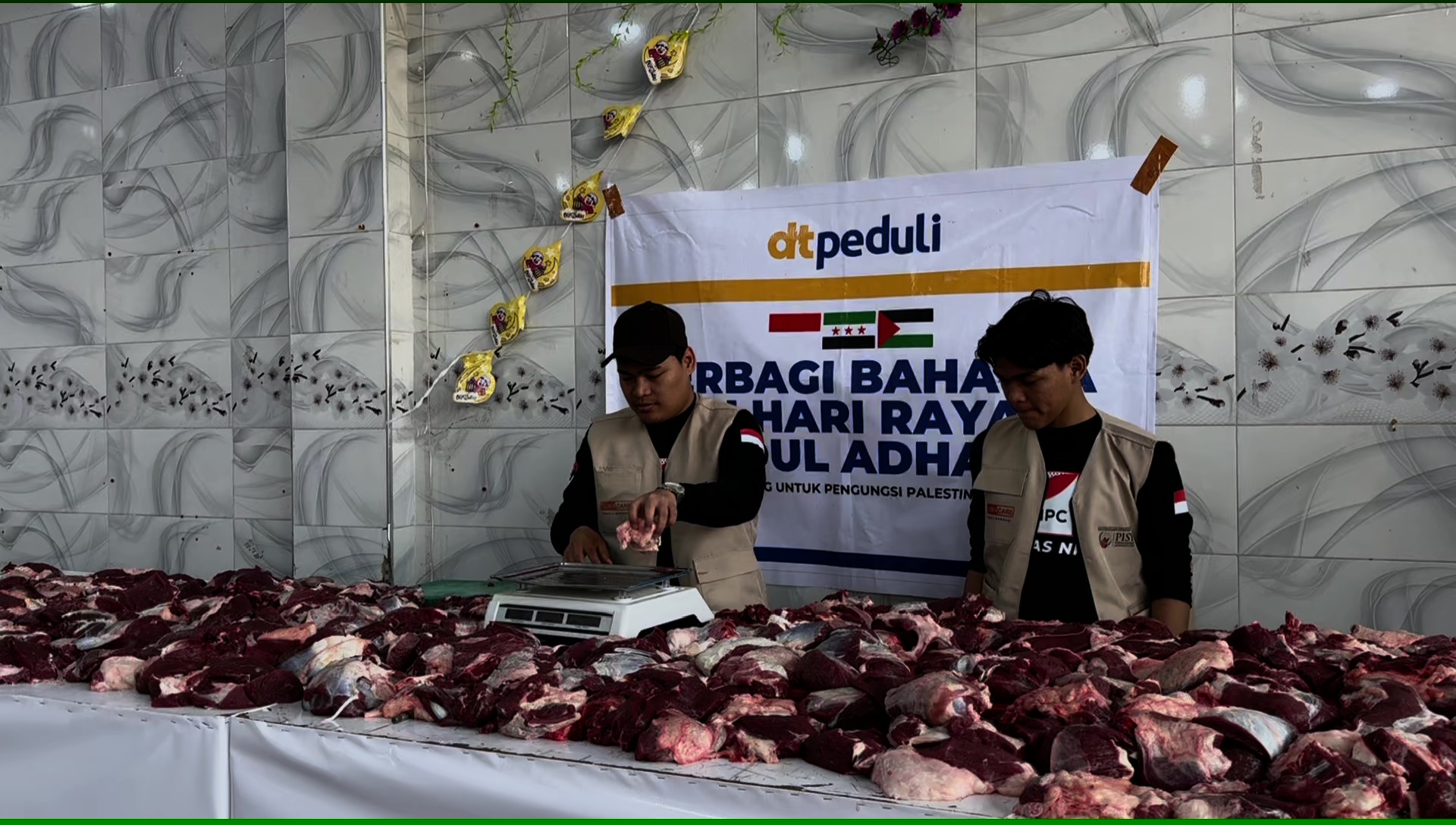 DT Peduli Salurkan Daging Qurban untuk Ratusan Keluarga Pengungsi di Suriah