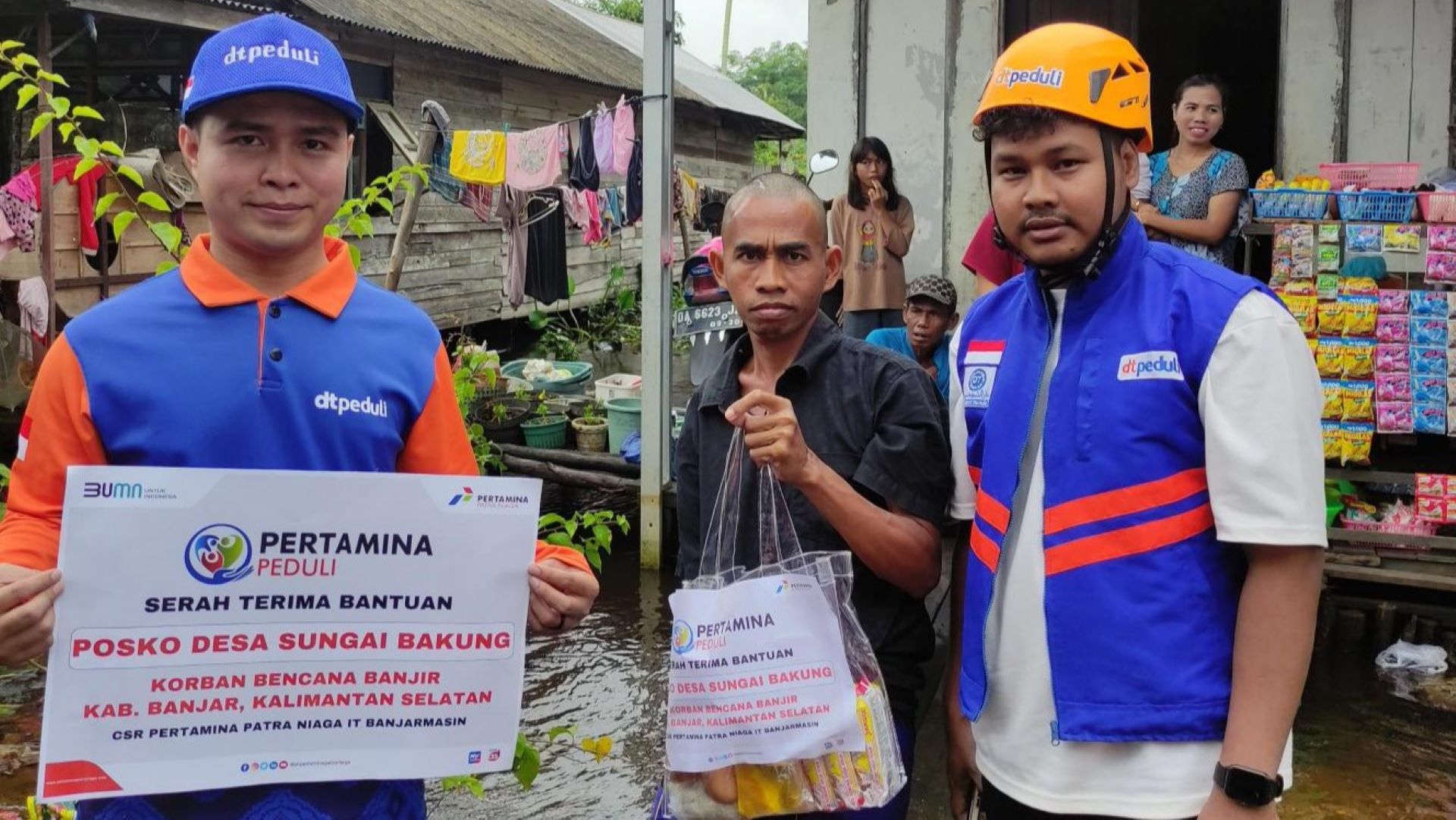 Penuh Syukur, Korban Banjir Sungai Bakung Sambut Bantuan DT Peduli Kalsel  dan Pertamina