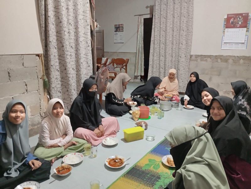 Santri Rumah Tahfidz Qur'an Padang Bangun Kedekatan dengan Warga Lewat Silaturahmi
